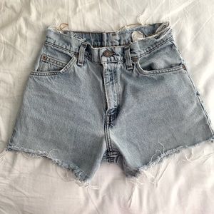 VINTAGE LEVI SHORTS!